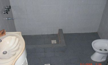 PROPIEDAD MULTIFAMILIAR AL FONDO CON ENTRADA DE AUTO