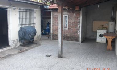 PROPIEDAD MULTIFAMILIAR AL FONDO CON ENTRADA DE AUTO