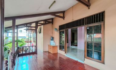 Rumah 9 Kamar Tidur Hadap Utara 9 Menit ke Lippo Mall Puri J-46206