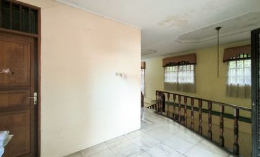 Rumah 9 Kamar Tidur Hadap Utara 9 Menit ke Lippo Mall Puri J-46206