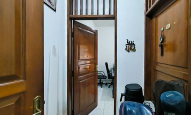 Rumah 9 Kamar Tidur Hadap Utara 9 Menit ke Lippo Mall Puri J-46206