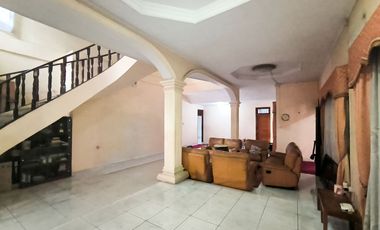 Rumah 9 Kamar Tidur Hadap Utara 9 Menit ke Lippo Mall Puri J-46206