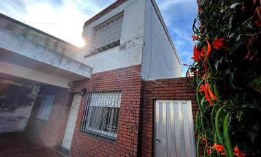 Venta casa de tres dormitorios con pileta, jardín y parrillero en Fisherton, Rosario