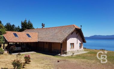 VENTA Casa de 3994 m2 de lote y 220 m2 cubiertos, con Costa de Lago, en Villa Verde, Bariloche