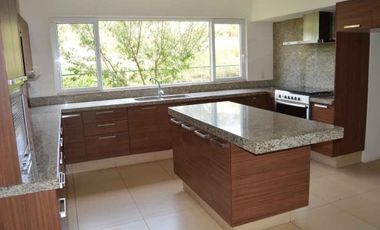 CASA RESIDENCIAL EN RENTA EN EL CLUB Y DENTRO DEL CAMPO DE GOLF TRES MARIAS