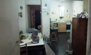 OPORTUNIDAD, A REFACCIONAR - PH en Venta en Parque Chacabuco 5 ambientes 4 dormitorios 2 baños 92 m2 contrafrente 2 plantas - Doblas 1000