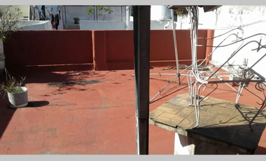 OPORTUNIDAD, A REFACCIONAR - PH en Venta en Parque Chacabuco 5 ambientes 4 dormitorios 2 baños 92 m2 contrafrente 2 plantas - Doblas 1000