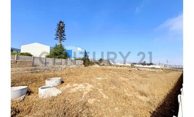 Vendo terreno con uso comercial en La Cantera