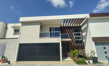 Casa en venta 4 Recámaras una en P.B. Fraccionamiento Palmas, Medellín de Bravo