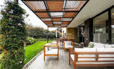 Casa triplex con terraza en venta en La Calera