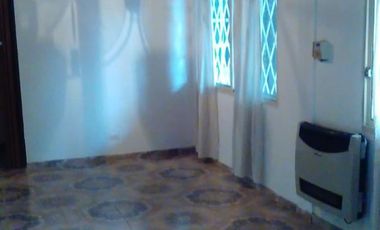 EXCELENTE CASA 3 AMBIENTES AMPLIOS, MAS DEPTO 2 AMB. APTO 2 FAMILIAS, ENTRADA DE AUTO PASANTE, GARAGE, PATIO CON LAVADERO Y PARRILLA FONDO LIBRE, TERR