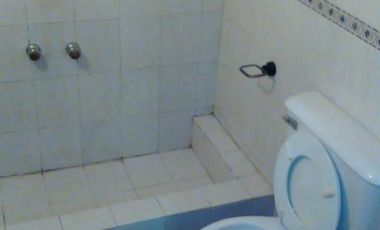 EXCELENTE CASA 3 AMBIENTES AMPLIOS, MAS DEPTO 2 AMB. APTO 2 FAMILIAS, ENTRADA DE AUTO PASANTE, GARAGE, PATIO CON LAVADERO Y PARRILLA FONDO LIBRE, TERR