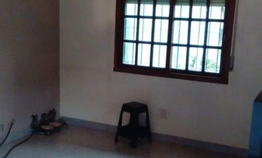 EXCELENTE CASA 3 AMBIENTES AMPLIOS, MAS DEPTO 2 AMB. APTO 2 FAMILIAS, ENTRADA DE AUTO PASANTE, GARAGE, PATIO CON LAVADERO Y PARRILLA FONDO LIBRE, TERR