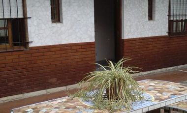 EXCELENTE CASA 3 AMBIENTES AMPLIOS, MAS DEPTO 2 AMB. APTO 2 FAMILIAS, ENTRADA DE AUTO PASANTE, GARAGE, PATIO CON LAVADERO Y PARRILLA FONDO LIBRE, TERR