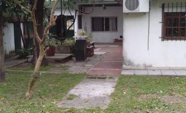 EXCELENTE CASA 3 AMBIENTES AMPLIOS, MAS DEPTO 2 AMB. APTO 2 FAMILIAS, ENTRADA DE AUTO PASANTE, GARAGE, PATIO CON LAVADERO Y PARRILLA FONDO LIBRE, TERR