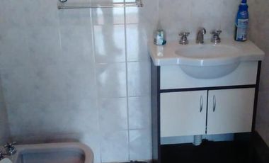 EXCELENTE CASA 3 AMBIENTES AMPLIOS, MAS DEPTO 2 AMB. APTO 2 FAMILIAS, ENTRADA DE AUTO PASANTE, GARAGE, PATIO CON LAVADERO Y PARRILLA FONDO LIBRE, TERR