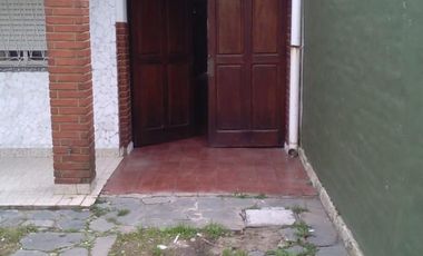 EXCELENTE CASA 3 AMBIENTES AMPLIOS, MAS DEPTO 2 AMB. APTO 2 FAMILIAS, ENTRADA DE AUTO PASANTE, GARAGE, PATIO CON LAVADERO Y PARRILLA FONDO LIBRE, TERR