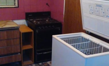 EXCELENTE CASA 3 AMBIENTES AMPLIOS, MAS DEPTO 2 AMB. APTO 2 FAMILIAS, ENTRADA DE AUTO PASANTE, GARAGE, PATIO CON LAVADERO Y PARRILLA FONDO LIBRE, TERR