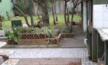 EXCELENTE CASA 3 AMBIENTES AMPLIOS, MAS DEPTO 2 AMB. APTO 2 FAMILIAS, ENTRADA DE AUTO PASANTE, GARAGE, PATIO CON LAVADERO Y PARRILLA FONDO LIBRE, TERR