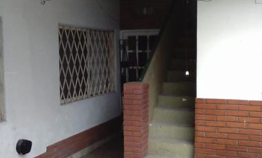 EXCELENTE CASA 3 AMBIENTES AMPLIOS, MAS DEPTO 2 AMB. APTO 2 FAMILIAS, ENTRADA DE AUTO PASANTE, GARAGE, PATIO CON LAVADERO Y PARRILLA FONDO LIBRE, TERR