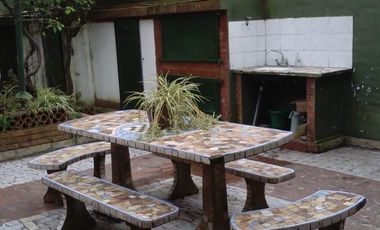 EXCELENTE CASA 3 AMBIENTES AMPLIOS, MAS DEPTO 2 AMB. APTO 2 FAMILIAS, ENTRADA DE AUTO PASANTE, GARAGE, PATIO CON LAVADERO Y PARRILLA FONDO LIBRE, TERR