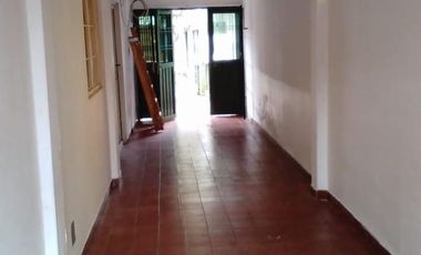 EXCELENTE CASA 3 AMBIENTES AMPLIOS, MAS DEPTO 2 AMB. APTO 2 FAMILIAS, ENTRADA DE AUTO PASANTE, GARAGE, PATIO CON LAVADERO Y PARRILLA FONDO LIBRE, TERR