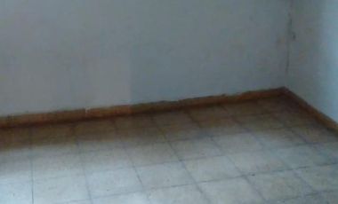 EXCELENTE CASA 3 AMBIENTES AMPLIOS, MAS DEPTO 2 AMB. APTO 2 FAMILIAS, ENTRADA DE AUTO PASANTE, GARAGE, PATIO CON LAVADERO Y PARRILLA FONDO LIBRE, TERR