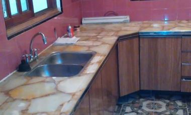 EXCELENTE CASA 3 AMBIENTES AMPLIOS, MAS DEPTO 2 AMB. APTO 2 FAMILIAS, ENTRADA DE AUTO PASANTE, GARAGE, PATIO CON LAVADERO Y PARRILLA FONDO LIBRE, TERR