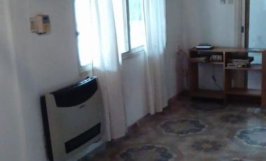 EXCELENTE CASA 3 AMBIENTES AMPLIOS, MAS DEPTO 2 AMB. APTO 2 FAMILIAS, ENTRADA DE AUTO PASANTE, GARAGE, PATIO CON LAVADERO Y PARRILLA FONDO LIBRE, TERR