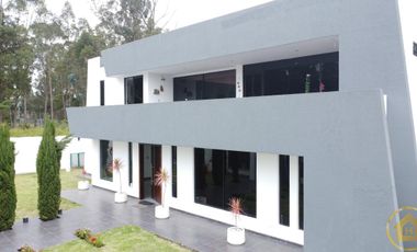 Casa de Lujo con patio amplio dentro de Urbanización Segura en el Valle de los Chillos