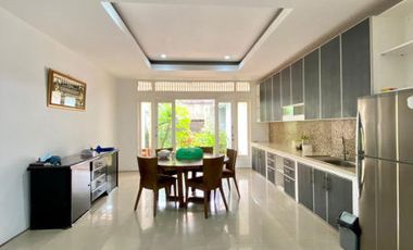 RUMAH MEWAH ASRI di Jl SINABUNG KEBAYORAN BARU (DALAM KOMPLEK)
