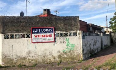 Casa de estilo americana ubicada a 700 metros de la avenida Espora .