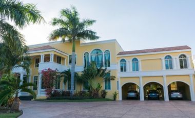 Casa de 5 habitaciones en privada , Club de Golf  La Ceiba