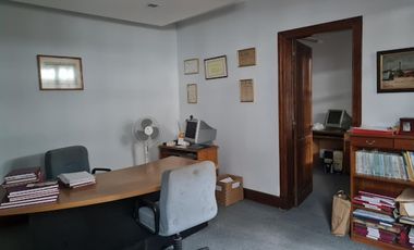 Retasado Venta Oficina Comercial Reciclada Escritura 6 privados sala de reuniones en Centro U$S170.000.