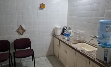 Retasado Venta Oficina Comercial Reciclada Escritura 6 privados sala de reuniones en Centro U$S170.000.