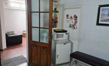 Retasado Venta Oficina Comercial Reciclada Escritura 6 privados sala de reuniones en Centro U$S170.000.