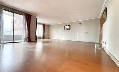Amplio Departamento en venta de 5D/4B en Vitacura