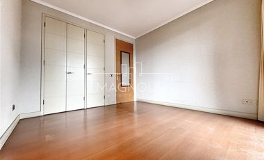 Amplio Departamento en venta de 5D/4B en Vitacura