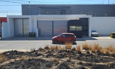 VENTA EDIFICIO DE OFICINAS, ALMACEN, ZONA CUAUTLANCINGO!!