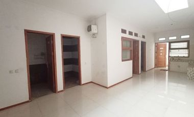 Di Sewakan Rumah 3 Kamar Cocok Untuk Kantor Jl. Suryalaya Bandung