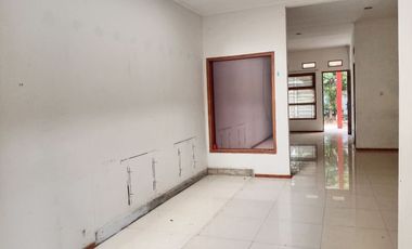 Di Sewakan Rumah 3 Kamar Cocok Untuk Kantor Jl. Suryalaya Bandung