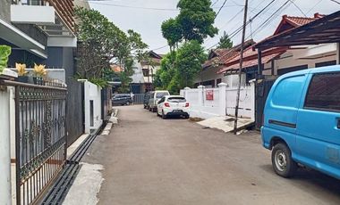 Di Sewakan Rumah 3 Kamar Cocok Untuk Kantor Jl. Suryalaya Bandung