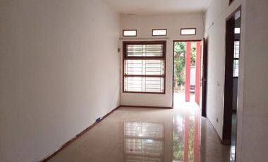 Di Sewakan Rumah 3 Kamar Cocok Untuk Kantor Jl. Suryalaya Bandung