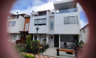 casa en venta en av. libertadores, oro puro. Cod V11197