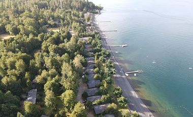 Gran complejo de cabañas a orillas del lago Villarrica