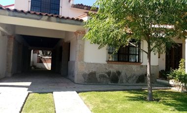 EN VENTA CASA EN CLUB DE GOLF TEQUISQUIAPAN