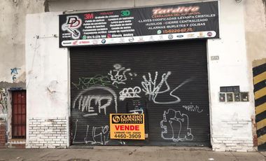 Local antesquina A metros Av. Pte. Peron  86 M2