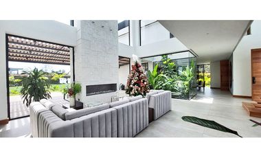 Vendo Moderna casa de 2 pisos, unidad cerrada, Llanogrande