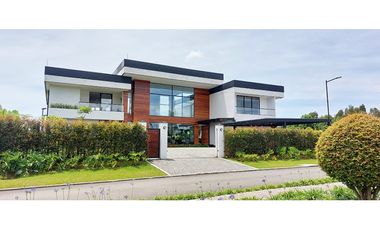 Vendo Moderna casa de 2 pisos, unidad cerrada, Llanogrande