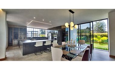 Vendo Moderna casa de 2 pisos, unidad cerrada, Llanogrande